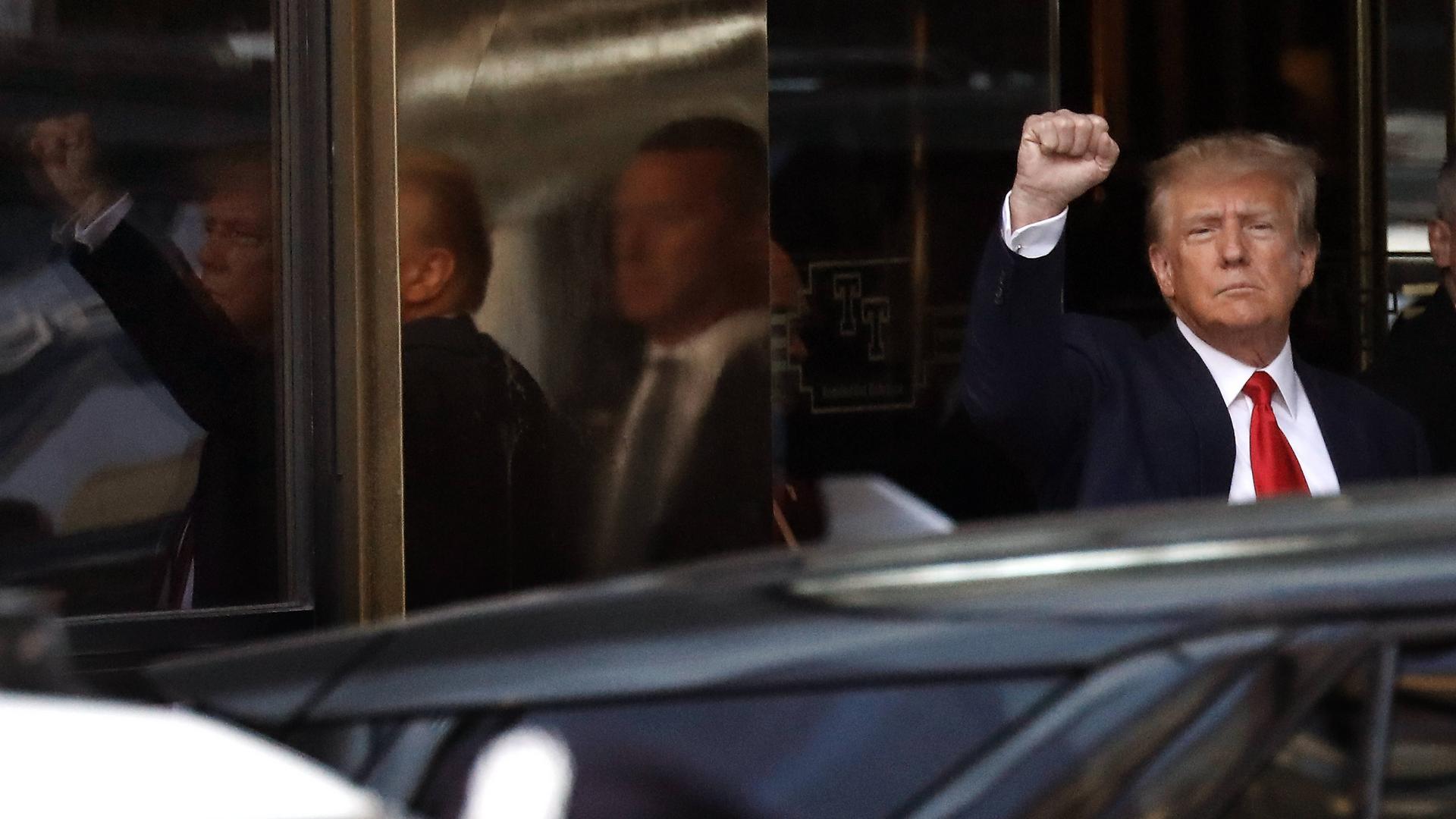 B. prezydent Donald Trump opuszcza Trump Tower w drodze do nowojorskiego sądu