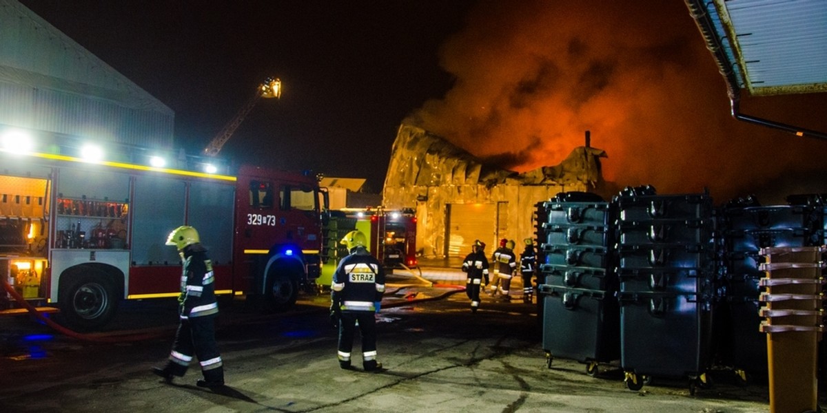 Akcja gaśnicza hali trwała całą noc. Strażacy zgliszcza dogaszali jeszcze w sobotę przed południem