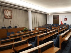 Oskarżono go o 21 przestępstw. I tak wraca na Wiejską