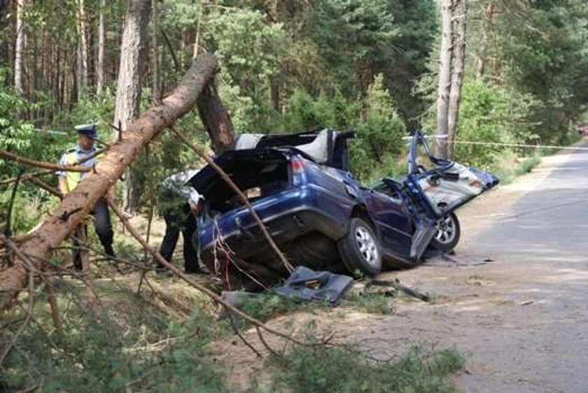 Kierowca z impetem wleciał dachem w drzewo