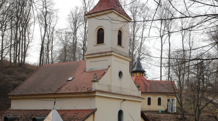 A forrás melletti kis kápolnát Báró Fiáth Ferencné emeltette 1862-ben. /Fotó: Grnák László