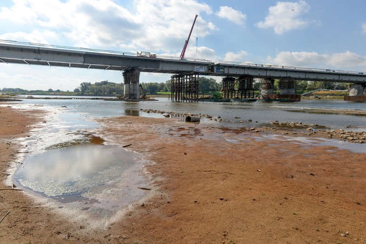 Prace przy nasuwaniu ostatniego elementu nowej konstrukcji Mostu Łazienkowskiego <br><br>(obm/cat) PAP/Marcin Obara