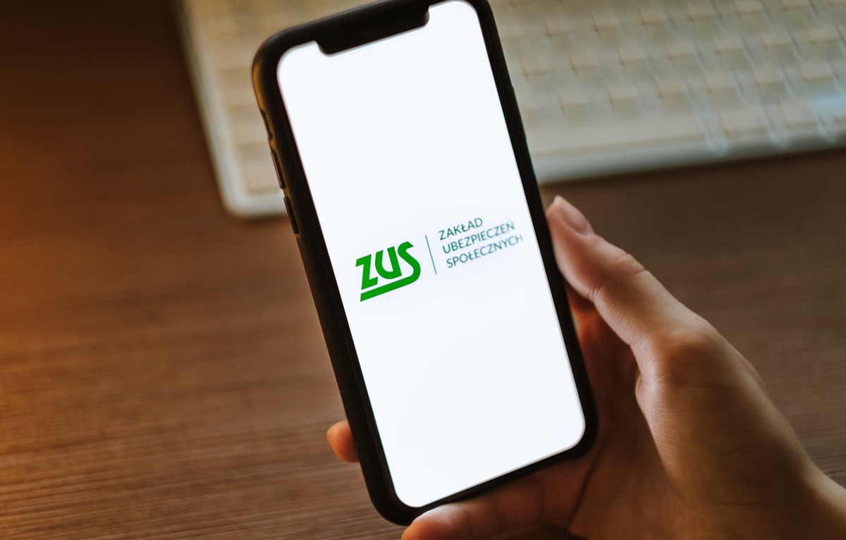Smartfon z aplikacją ZUS - Nowe terminy wypłat 800 plus w grudniu 2025