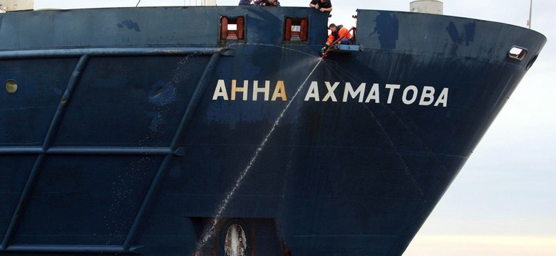 Aktywiści Greenpeace'u przykuli się do statku Gazpromu