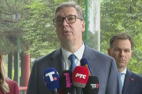 "NEMAM NIKAKAV PROBLEM, EVO, BILO IH JE TRI MILIONA"   Vučić o broju ljudi na protestu na Slaviji: "Ali, kome tu laž mogu da prodaju"