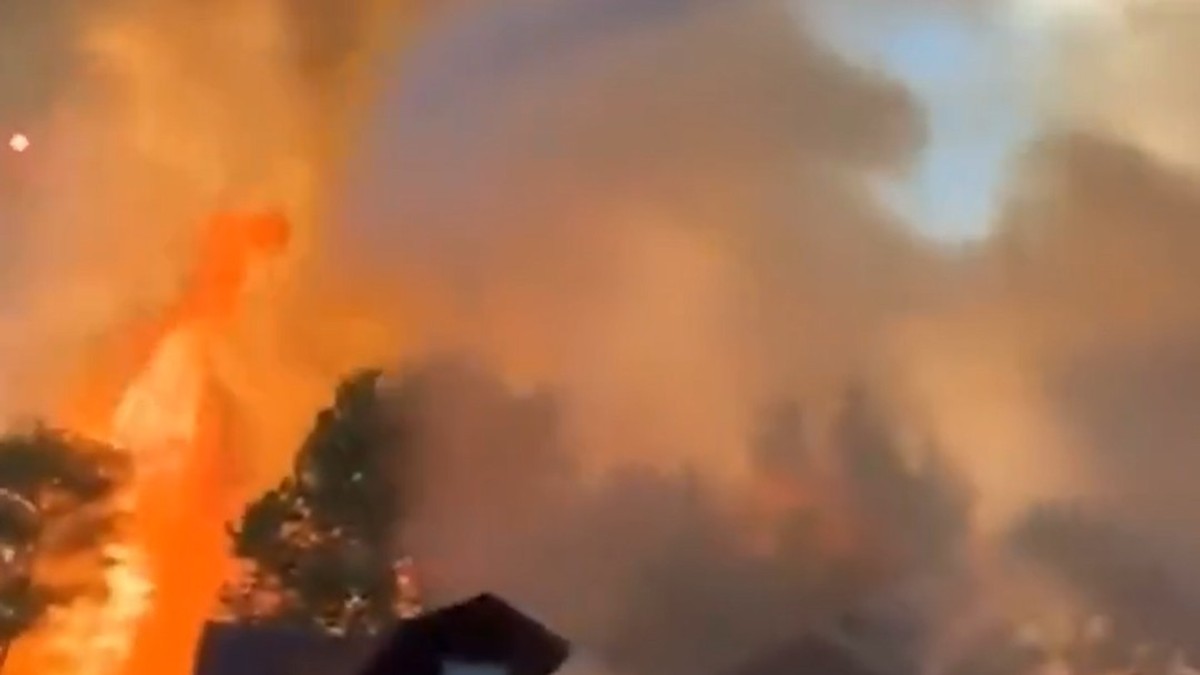 (FOTO, VIDEO) Nebo crveno, automobili sprženi, požar pustoši sve pred sobom, uvedeno VANREDNO STANJE: 