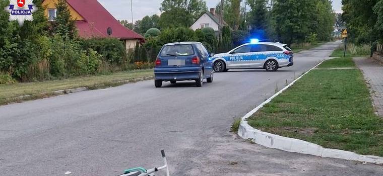 Babcia nie upilnowała dwuletniego wnuka. Dziecko wjechało rowerkiem w jadące auto