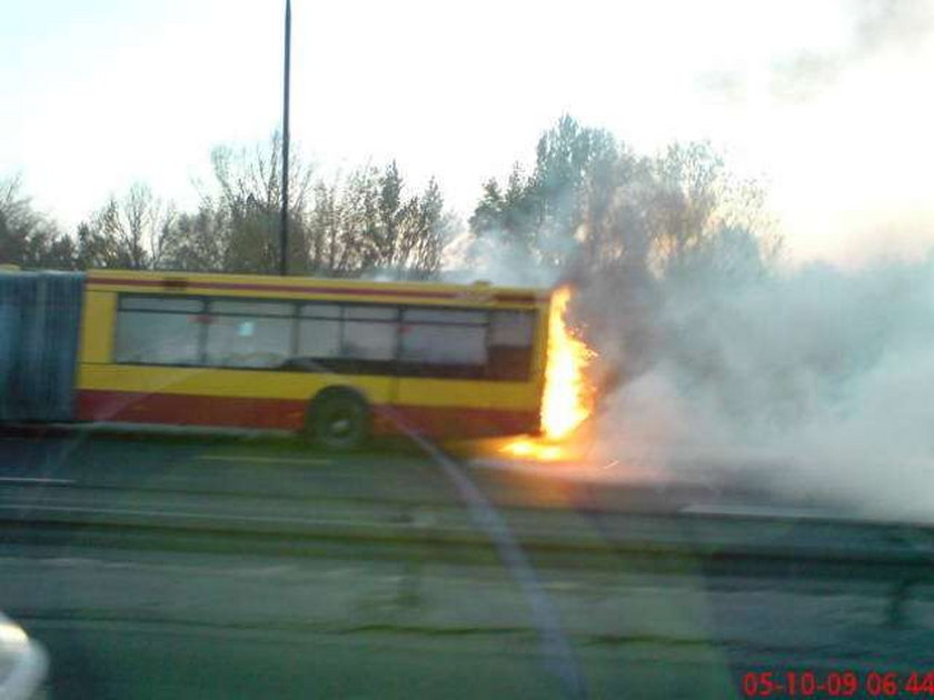 Spłonął autobus w stolicy. Pasażerowie uciekli.