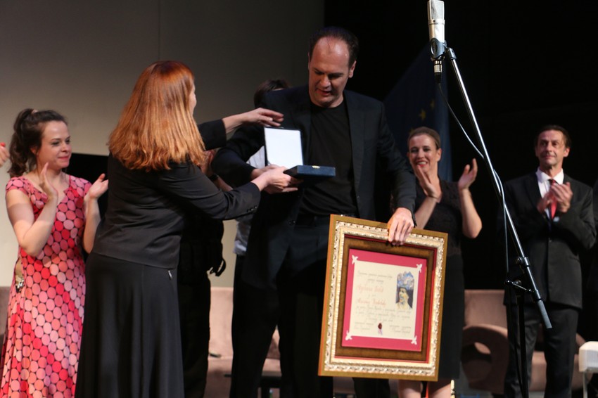 Olga Odanović uručuje Milošu Đorđeviću nagradu Ljubinka Bobić