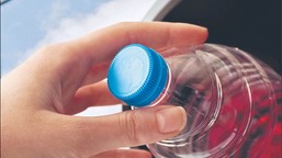 koniec z obowiązkiem zawożenia butelek z kaucją do sklepów? odbiorą je spod drzwi