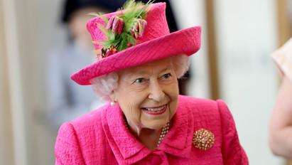 Így ültet fát 93 évesen II. Erzsébet királynő – videó