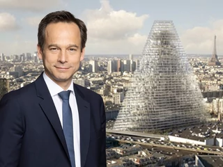 Sylvain Montcouquiol, dyrektor ds. zasobów i zrównoważonego rozwoju w Unibail-Rodamco-Westfield, oraz wizualizacja wieżowca Triangle budowanego w Paryżu.
