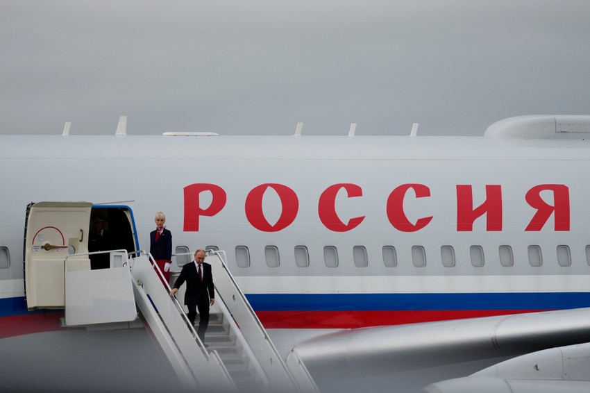 Vladimir Putin izlazi iz aviona u Enkoridžu, Aljaska