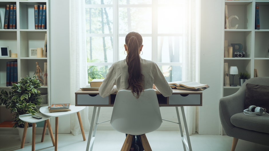 Przepisy nie wskazują wprost czy firma ma zapewnić fotel i biurko do pracy zdalnej