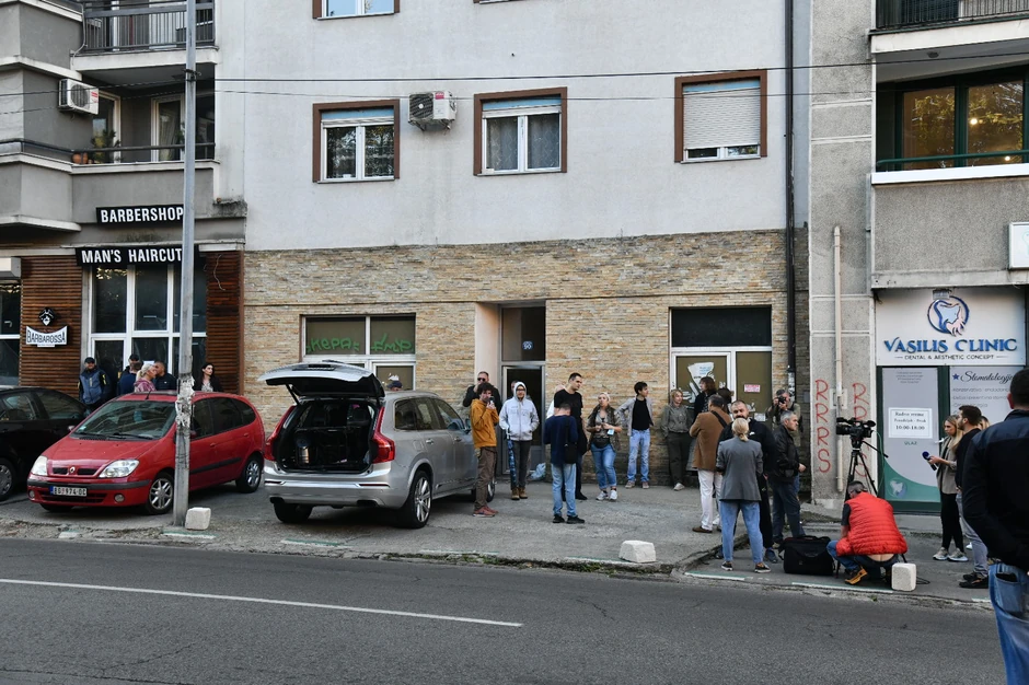 Ispred zgrade u Južnom bulevaru 90 nešto pre 10 časova