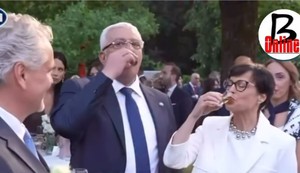 Andrija Mandić i Marta Kos ispijaju rakiju