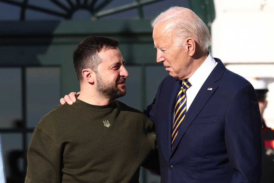 Wołodymyr Zełenski oraz Joe Biden przed Białym Domem, podczas wizyty prezydenta Ukrainy w USA. 21.12.2022 r.