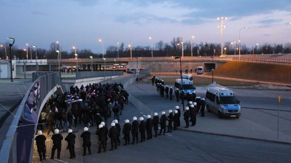 Po wczorajszym meczu między Śląskiem Wrocław a Górnikiem Zabrze wrocławscy policjanci zatrzymali pięciu pseudokibiców obu drużyn, którzy uczestniczyli w bójce. Wiadomo, że wszyscy byli pijani. Jak ustaliła "Gazeta Wyborcza" wśród zatrzymanych osób jest m.in. Grzegorz K., na co dzień trzeci bramkarz Górnika, który nie znalazł się w kadrze na mecz.