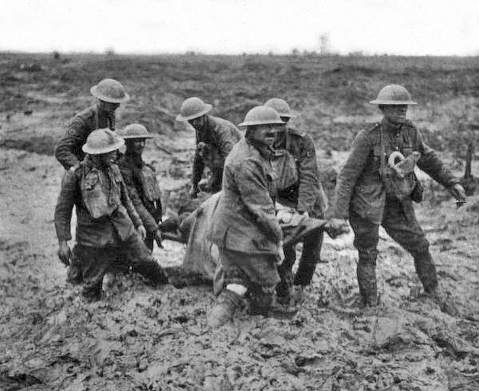 Ypres - w błocie podczas bitwy o Pilckem Ridge koło Boesinghe (1 sierpnia 1917)