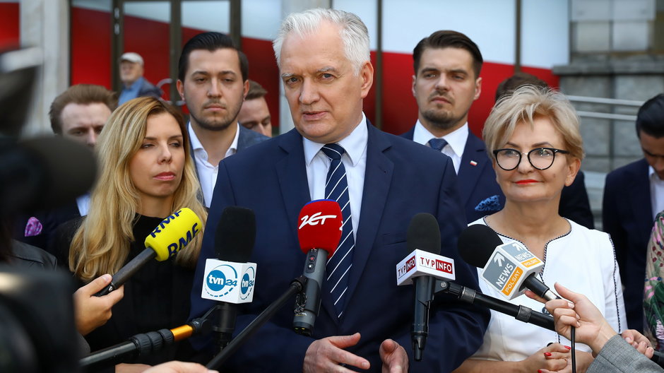 10 sierpnia 2021 r. Ówczesny lider Porozumienia Jarosław Gowin oraz politycy ugrupowania: Iwona Michałek, Anna Kornecka, Michał Wypij i Jan Strzeżek. Tego dnia premier zwrócił się do prezydenta o odwołanie Gowina z funkcji wicepremiera i ministra rozwoju