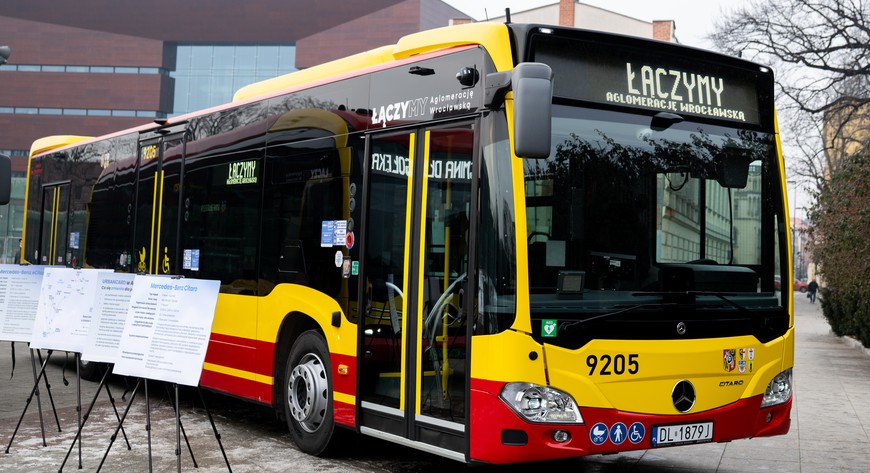 Autobusy są niskopodłogowe, klimatyzowane i wyposażone w defibrylatory AED, ratujące życie.