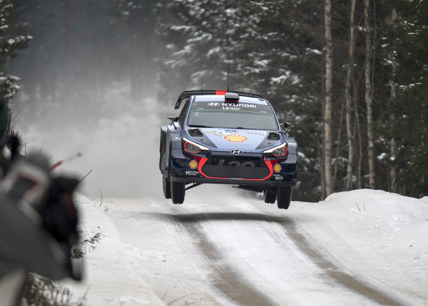 Rajdowe MŚ: Thierry Neuville liderem w Szwecji