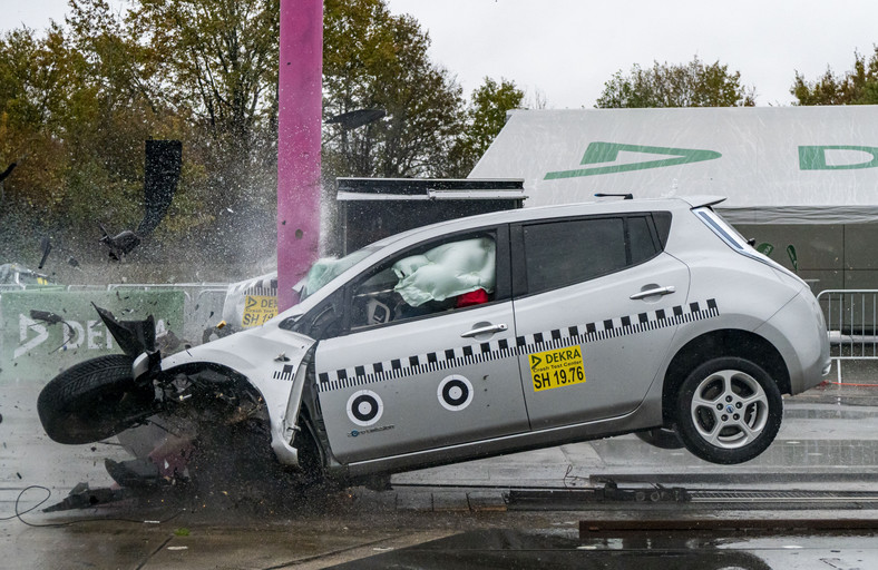 Crash test auta elektrycznego - DEKRA