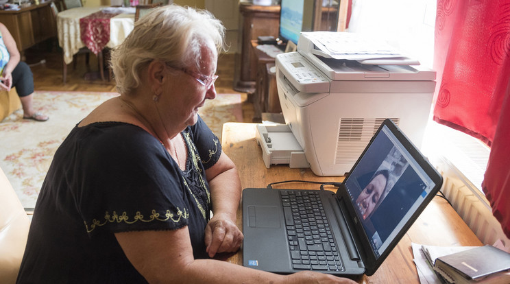 A 73 éves Lendvai Zoltánné Ildikó Skype-on beszél Amerikában élő egyik testvérével /Fotó: MTI