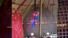 Videón a borzalmas baleset: előadás közben zuhant a mélybe a budapesti cirkusz artistája (18+)