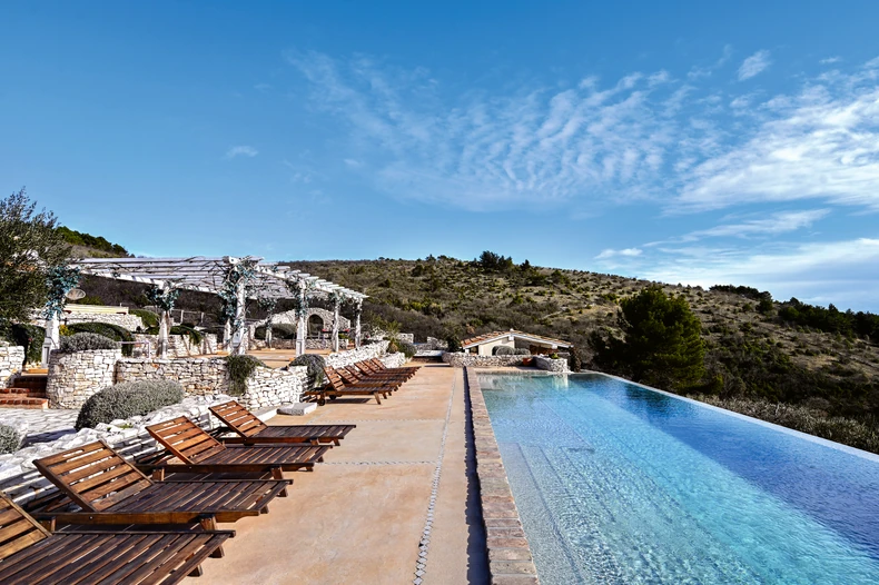 Najbitnije im je bilo da oko vile posade bilje koje može da se nosi sa tamošnjom klimom i sušom. Dominiraju masline i ruzmarin.