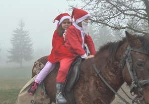 Miloš ima samo šest godina ali je na svom konju doneo paketiće drugarima iz vrtića