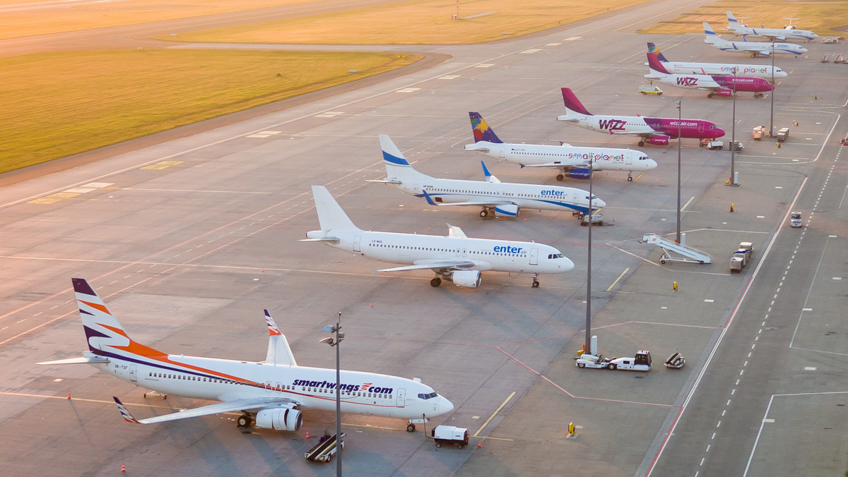 Katowice Airport zakończył rok 2017 najlepszym w historii wynikiem liczby obsłużonych pasażerów. W minionym roku w Pyrzowicach obsłużono 3,9 mln osób, czyli aż o 672 tys. osób więcej niż w roku 2016. To najwyższy w historii lotniska wzrost ruchu pasażerskiego liczony rok do roku.