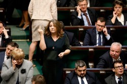 Środkowy palec Lichockiej. Owsiak: Żądam, żeby natychmiast złożyła mandat