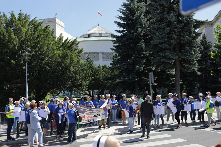 Pielęgniarki protestują przed Sejmem. "Patrzymy posłom na ręce"