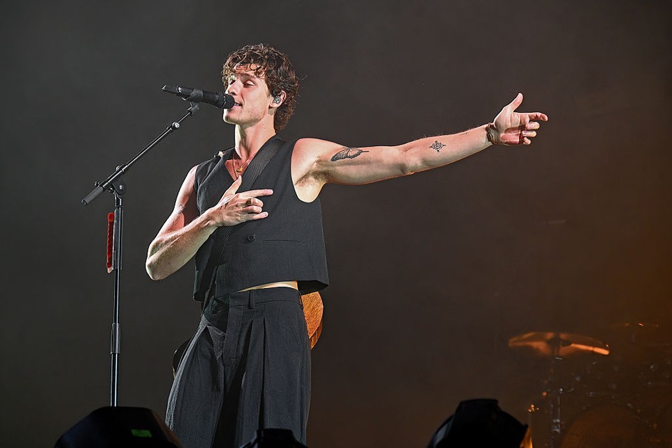 Shawn Mendes Nanushka 2025-ös tavaszi-nyári kollekciójának darabjaiban lépett fel a Sziget fesztivál színpadán