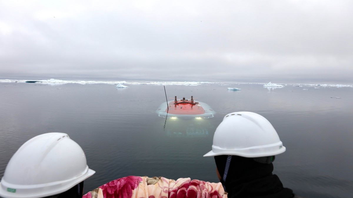 Kineska podmornica Điaolong izlazi na površinu nakon boravka na dnu Arktičkog okeana 27. septembra 2025.