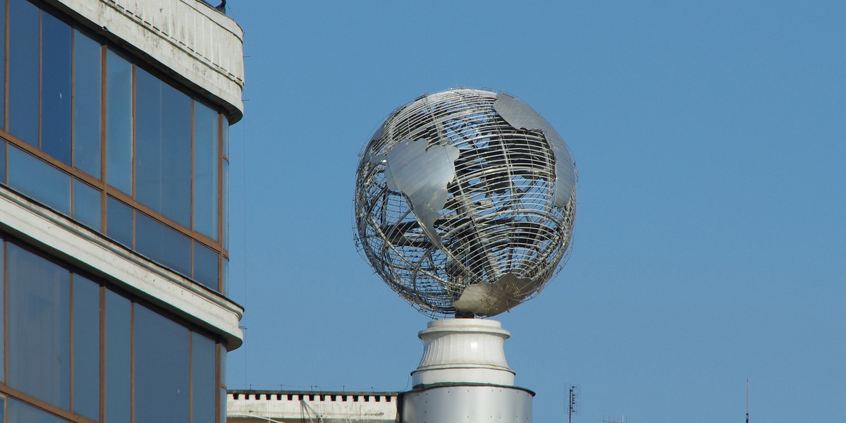 Globus na dachu odrestaurowanego gmachu Grupy Orbis w Warszawie
