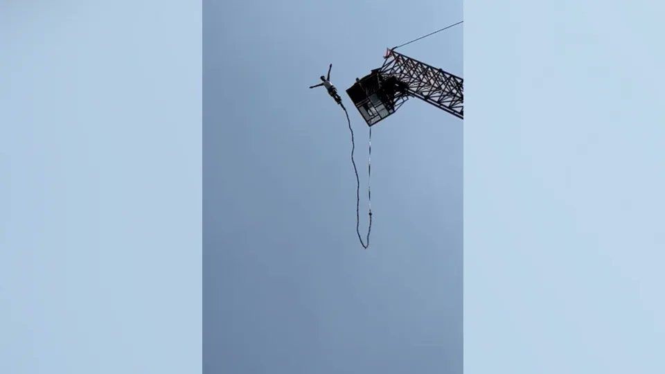 Mužovi sa pri bungee jumpingu roztrhlo lano.