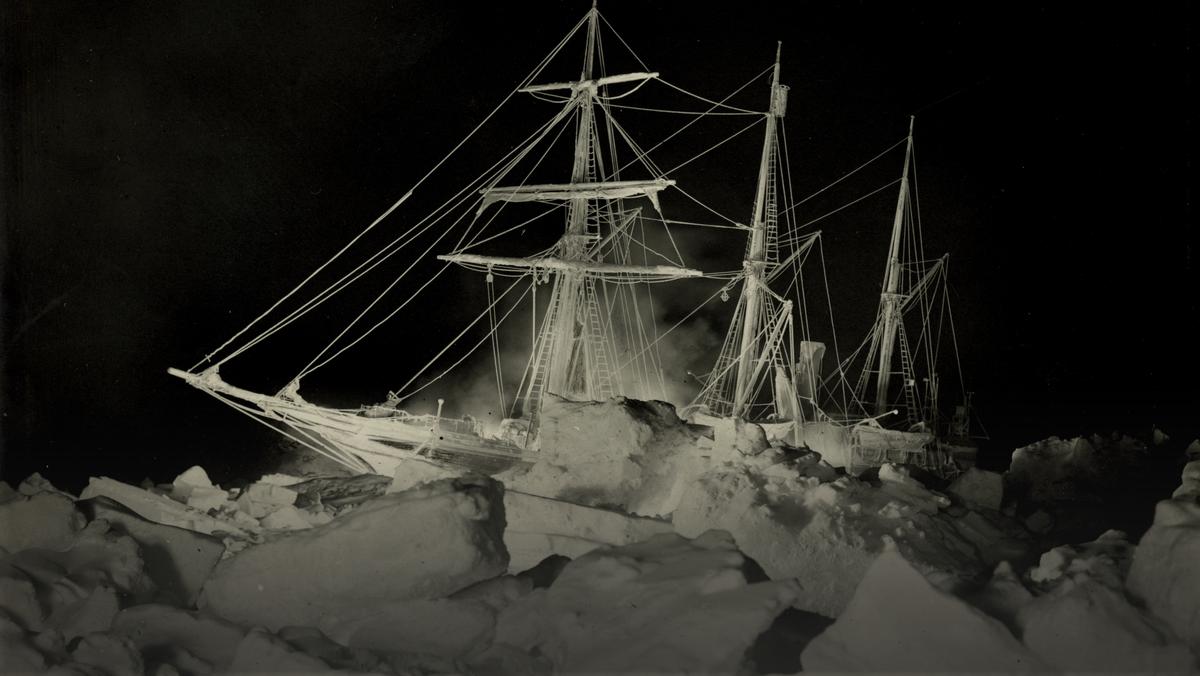 Statek "Endurance" znikający pod lodem w 1915 r. 