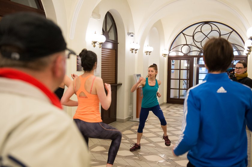 Burmistrz Żywca ćwiczy fitness w urzędzie