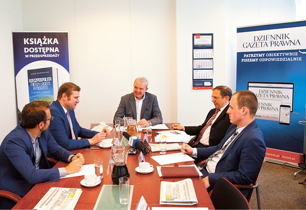 Uczestnicy: Jacek Bartosiak, dyrektor w Fundacji Pułaskiego i Senior Fellow w Potomac Foundation; Radosław Pyffel, ekspert ds. Chin; Andrzej Godlewski, prowadzący; Cornelius Ochmann, dyrektor Fundacji Współpracy Polsko-Niemieckiej; Maciej Lachowski, radca ministra inwestycji i rozwoju, Jerzego Kwiecińskiego