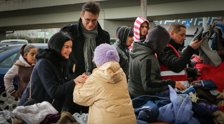 Kunhalmi Ágnes (MSZP) maga is
részt vett ruhaosztási akciójukon