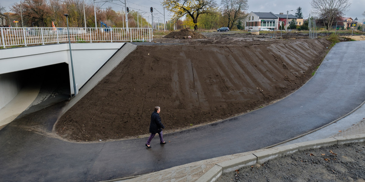 Strome wejście i zejście do tunelu pod torami kolejowymi przy ul. Kolejowej w Dąbrowie Górniczej. 