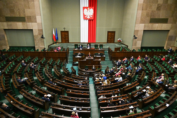 Warszawa, 11.04.2024. Obrady Sejmu w Warszawie, 11 bm. Sejm zajmuje się czterema projektami dotyczącymi przepisów aborcyjnych. Dwa projekty w listopadzie złożyła Lewica: jeden z nich częściowo depenalizuje aborcję i pomoc w niej, drugi umożliwia przerwanie ciąży do końca 12. tygodnia jej trwania. (aldg) PAP/Radek Pietruszka