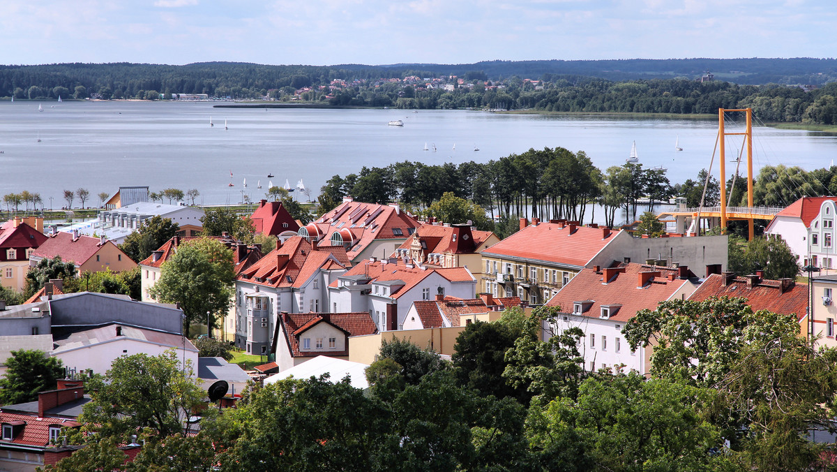 Miasto Giżycko zbuduje nową kładkę dla pieszych nad kanałem łuczańskim. Obok przejścia powstanie amfiteatr, w którym nudę będą mogli w twórczy sposób zabijać żeglarze czekający na otwarcie mostu obrotowego - poinformował burmistrz Giżycka (Warmińsko-mazurskie).