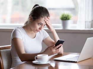 Zapracowany ja Polak. 78 proc. z nas choć raz w tygodniu przegląda smartfon w celach zawodowych