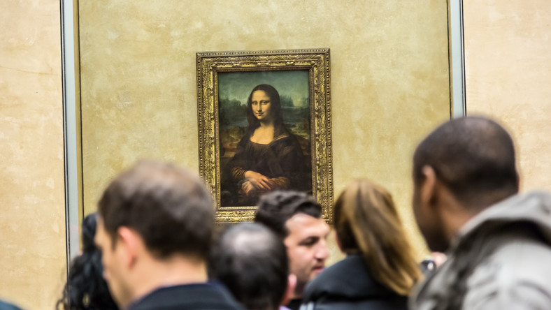 <strong>Wydawać by się mogło, że o "Mona Lisie" Leonarda da Vinci napisano i powiedziano już wszystko. Każdy wie, że znajduje się w Luwrze, że jest najlepiej chronionym dziełem sztuki na świecie, chociaż jest niewielka - jej wymiary wynoszą zaledwie 77 na 53 cm. Wokół obrazu narosło wiele mitów i teorii, jak ta, według której w paryskim muzeum eksponowana jest jedna z wielu kopii, a nie oryginał. Czego jeszcze o "Giocondzie" nie wiemy. W Światowy Dzień sztuki, a przy okazji w dzień urodziny wielkiego mistrza Leonarda, czas rozwiać więc parę wątpliwości! </strong>