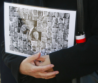 Premier, politycy PiS uczcili pamięć ofiar katastrofy smoleńskiej na Wojskowych Powązkach