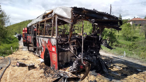 Autobus je potpuno ugljenisan