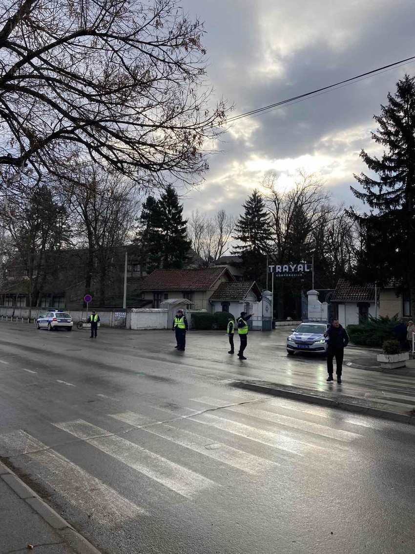 Policija ispred fabrike "Trajal" u Kruševcu 